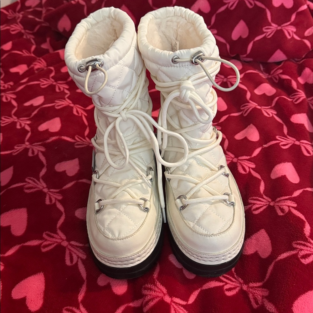 3M Thinsulate White Quilted Lace-Up Winter Boots for Women